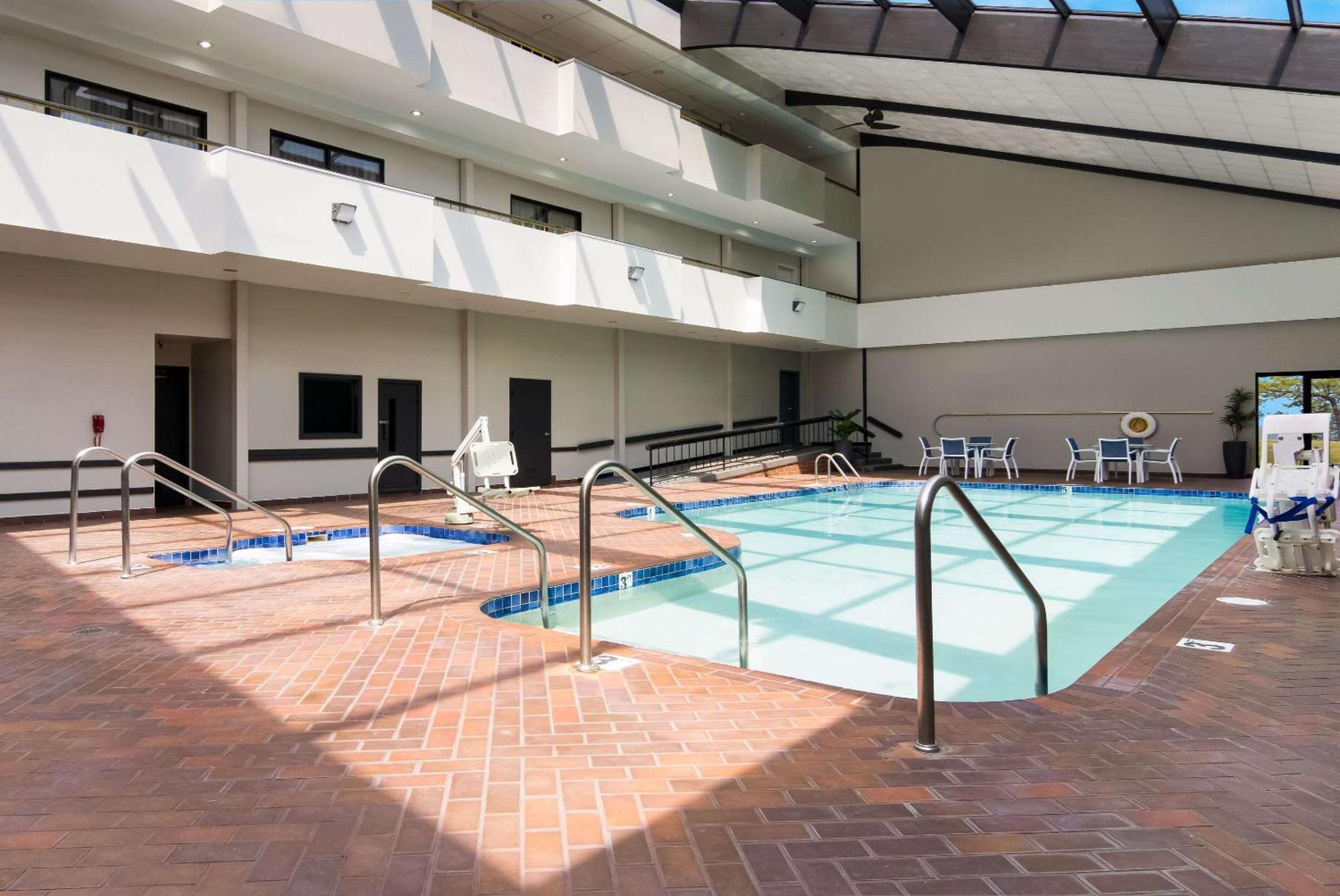 The Inn On Maritime Bay, Ascend Hotel Collection Manitowoc Exterior photo